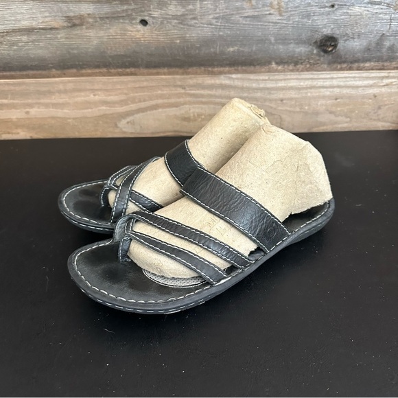 Born Women’s Black Leather Strappy Flat Cushioned Comfort Sandals 9 Flip Flops - Picture 1 of 9